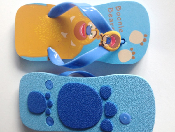 富利凱案例之鏤空LOGO人字拖的魅力